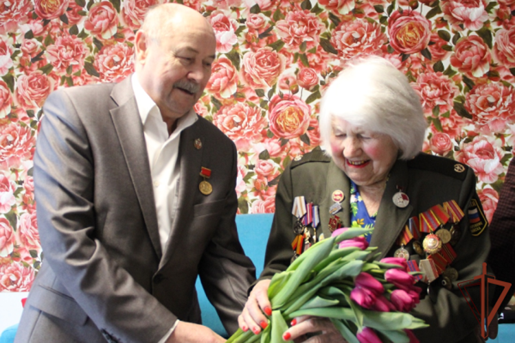 Участницу Великой Отечественной войны с 98-летием поздравили представители Росгвардии в Тюмени
