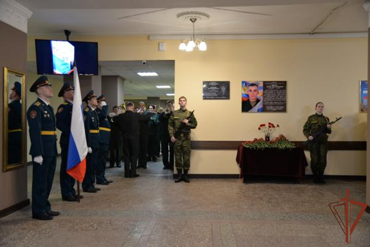 В Екатеринбурге с участием Росгвардии состоялось открытие мемориальной доски Герою России Артему Звереву