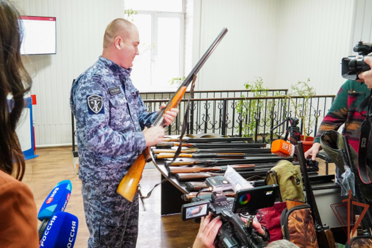 В Ростовской области Росгвардия передала очередную партию гражданского оружия для нужд СВО (видео)