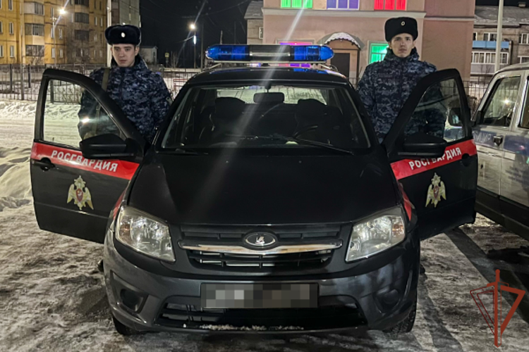 Сотрудники Росгвардии оперативно разыскали и передали родственникам пропавшего подростка в Кузбассе