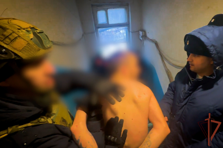При содействии спецназа Росгвардии в Пензе задержан угрожавший соседям топором мужчина (видео)