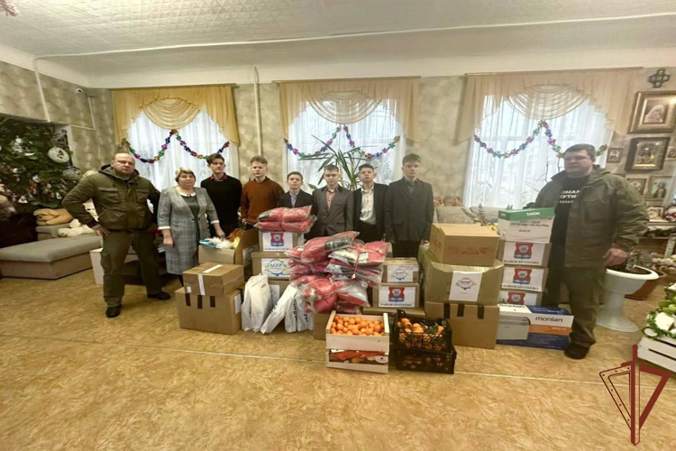 Росгвардейцы из Москвы поздравили с Новым годом детей Луганской Народной Республики