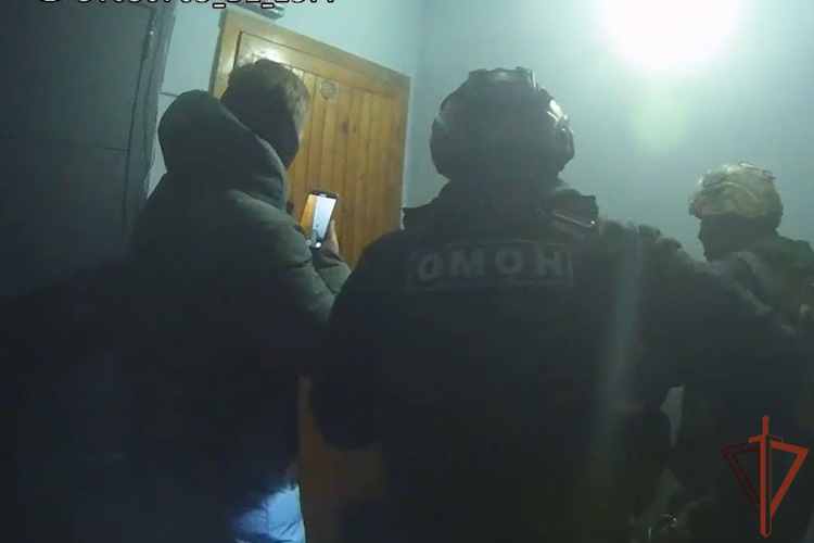В Санкт-Петербурге при содействии ОМОН Росгвардии задержан подозреваемый в поджоге железнодорожного локомотива (видео)