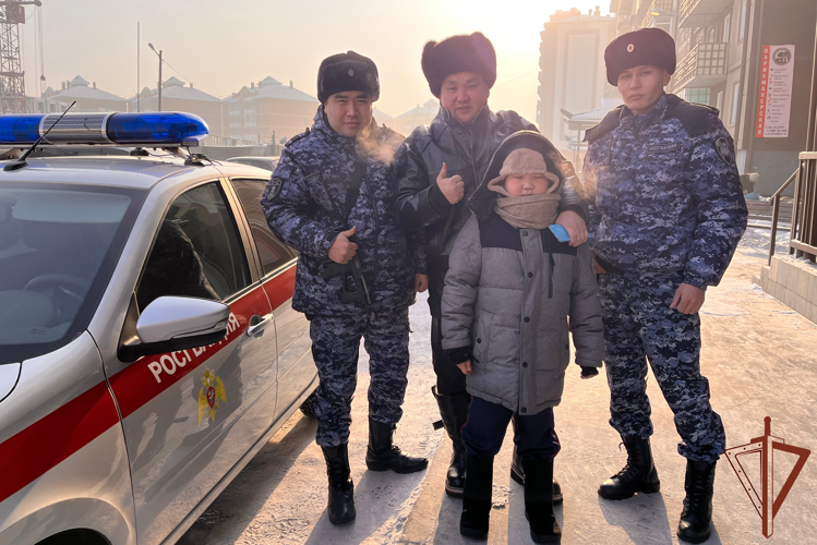 Сотрудники Росгвардии исполнили желания юных сибиряков с ограниченными возможностями здоровья