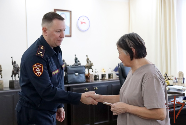 В Республике Саха росгваргдейцы передали награду матери военнослужащего, погибшего в зоне проведения СВО