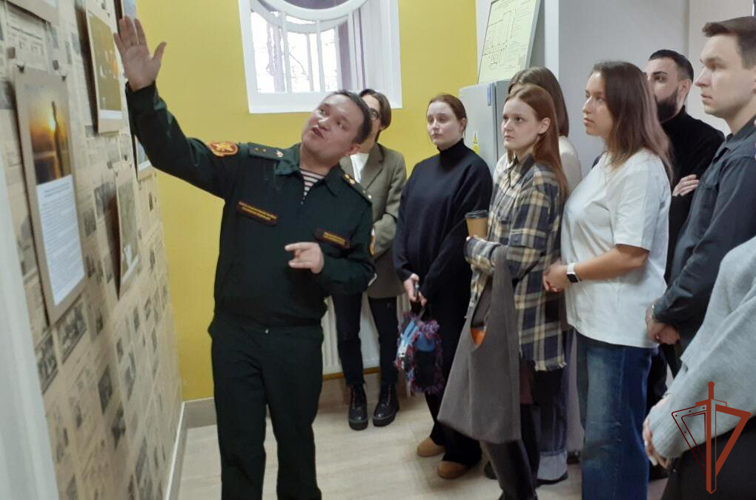 Студенты уральского университета посетили фотовыставку Росгвардии  