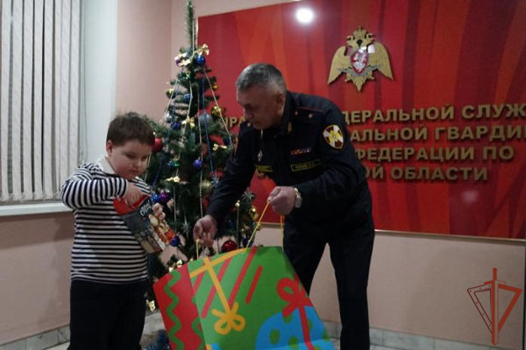 В рамках всероссийской акции «Елка желаний» Росгвардия осуществила мечту мальчика из Оренбурга