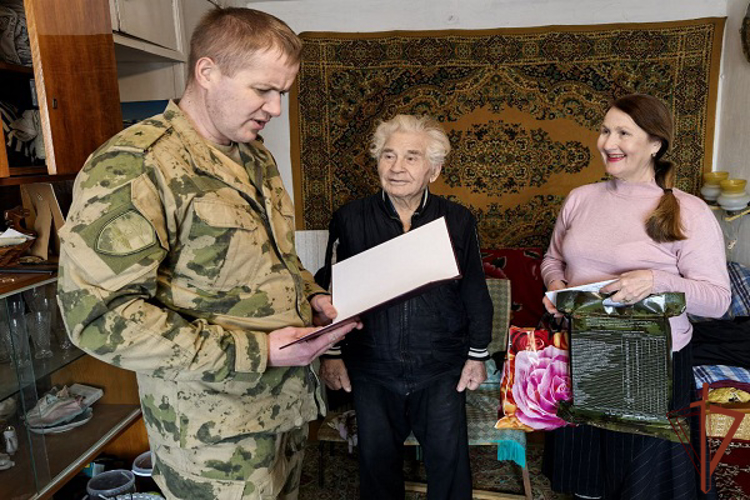 Участника Великой Отечественной войны с 98-летием  поздравили  росгвардейцы в Хабаровске 