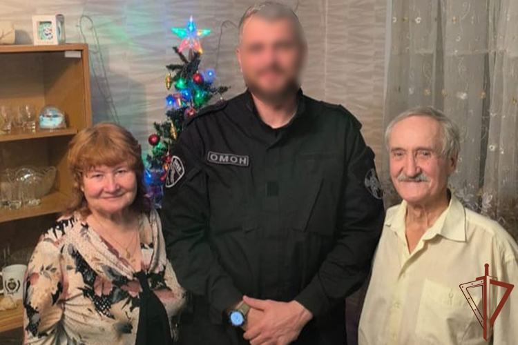 Росгвардейцы продолжают поздравлять жителей Урала с новогодними праздниками