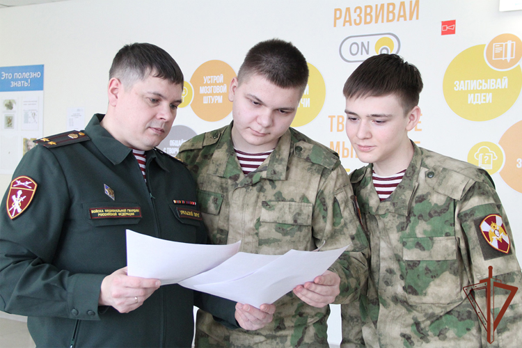 Росгвардейцы провели познавательные и патриотические встречи с подшефными школьниками на Урале 