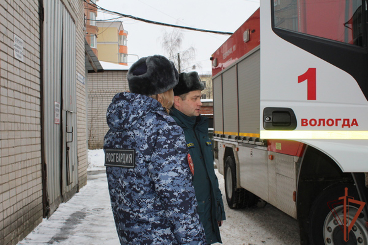 Совместные пожарно-тактические учения Росгвардии и МЧС прошли в Вологде 