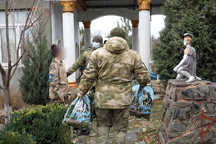 Военнослужащие Росгвардии передали подарки воспитанникам детского социального центра в Мариуполе (видео)