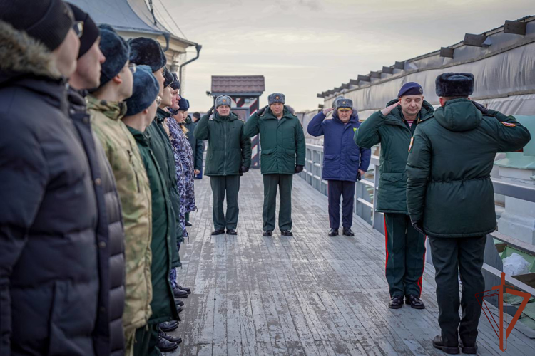 Полуденный выстрел орудия Петропавловской крепости был произведен в честь 30-летия пресс-службы Росгвардии (видео)