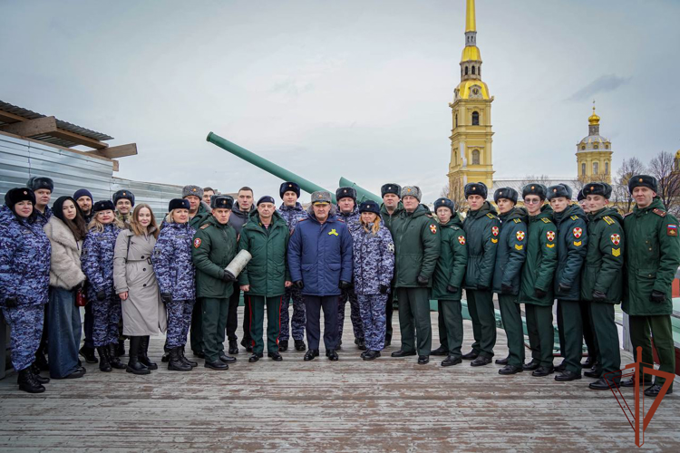 Полуденный выстрел орудия Петропавловской крепости был произведен в честь 30-летия пресс-службы Росгвардии (видео)