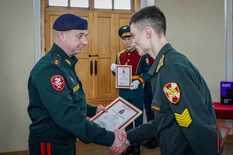 Полуденный выстрел орудия Петропавловской крепости был произведен в честь 30-летия пресс-службы Росгвардии (видео)