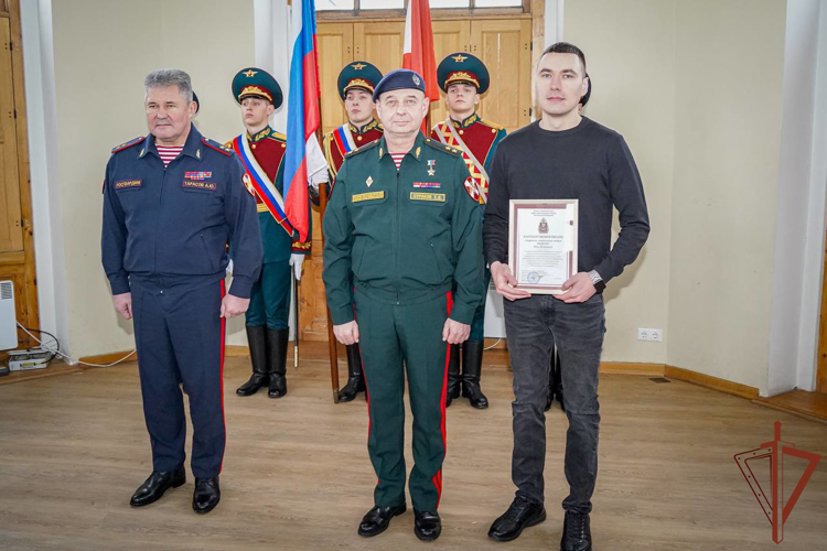 Полуденный выстрел орудия Петропавловской крепости был произведен в честь 30-летия пресс-службы Росгвардии (видео)