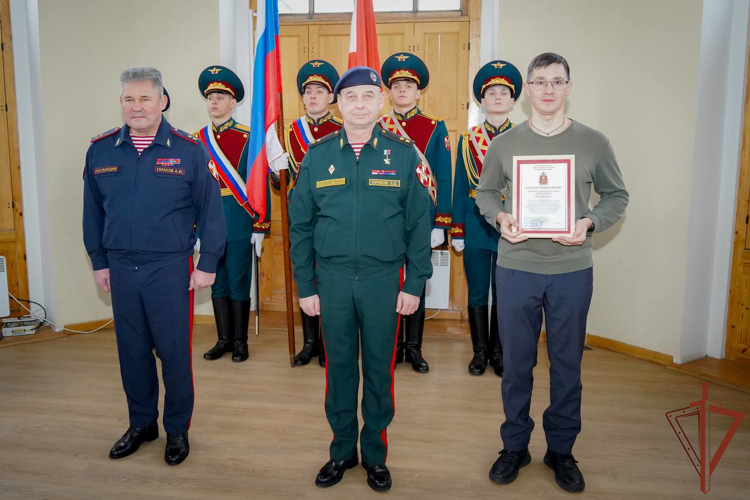 Полуденный выстрел орудия Петропавловской крепости был произведен в честь 30-летия пресс-службы Росгвардии (видео)