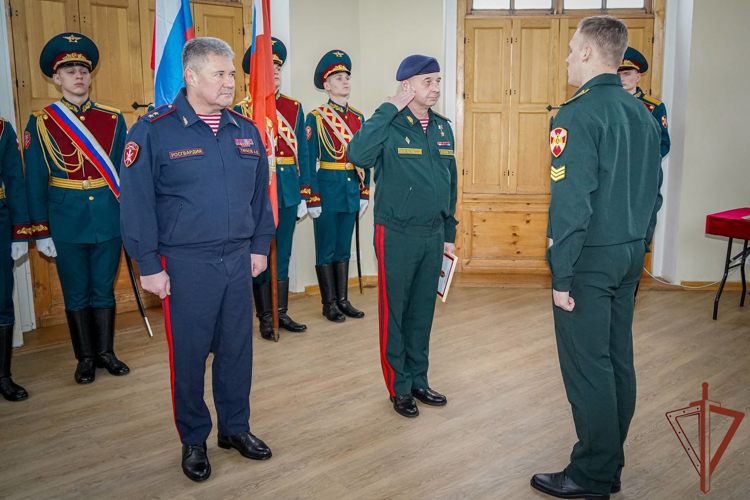 Полуденный выстрел орудия Петропавловской крепости был произведен в честь 30-летия пресс-службы Росгвардии (видео)