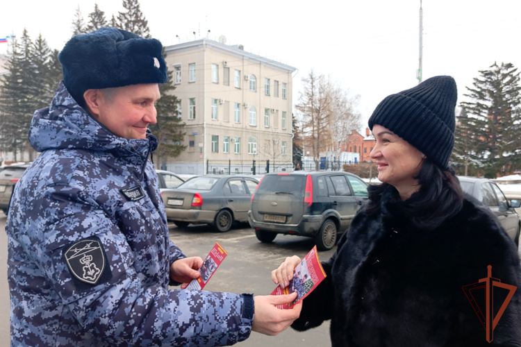 Росгвардейцы продолжают поздравлять жителей Урала с новогодними праздниками