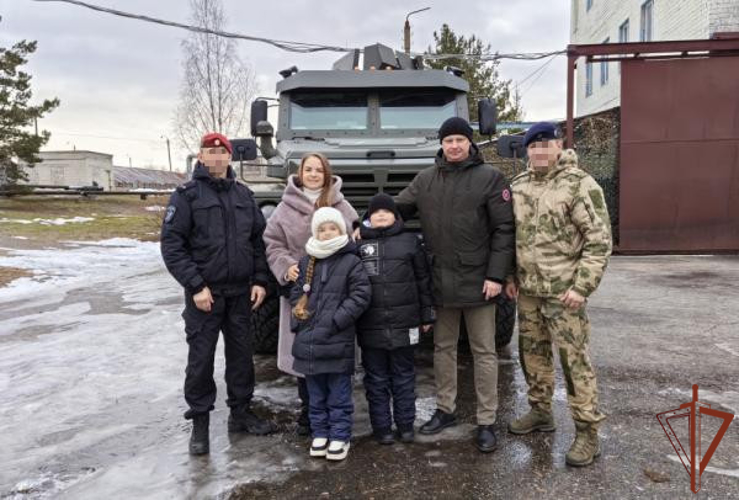 В рамках акции «Ёлка желаний» росгвардейцы исполнили мечту мальчика в Брянске