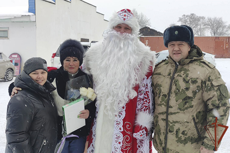 Росгвардейцы Восточного округа поздравили с Новым годом матерей погибших товарищей 