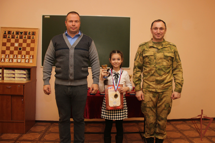В Грозном состоялся новогодний шахматный турнир среди учащихся школы Росгвардии  