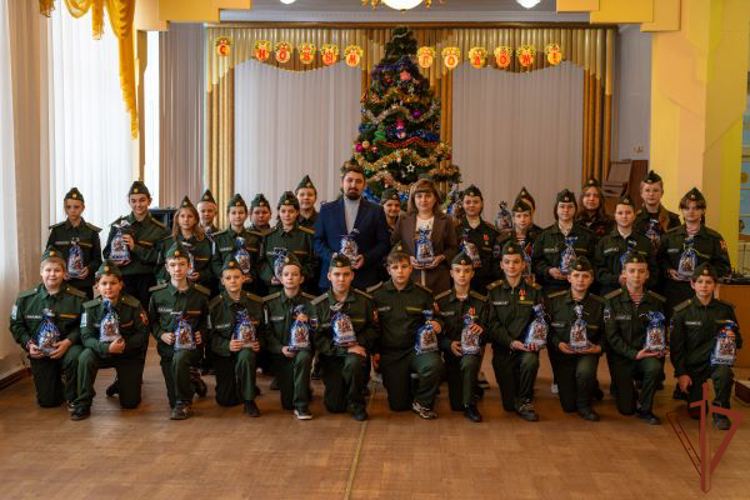 В Донецкой Народной Республике росгвардейцы вручили детям новогодние подарки