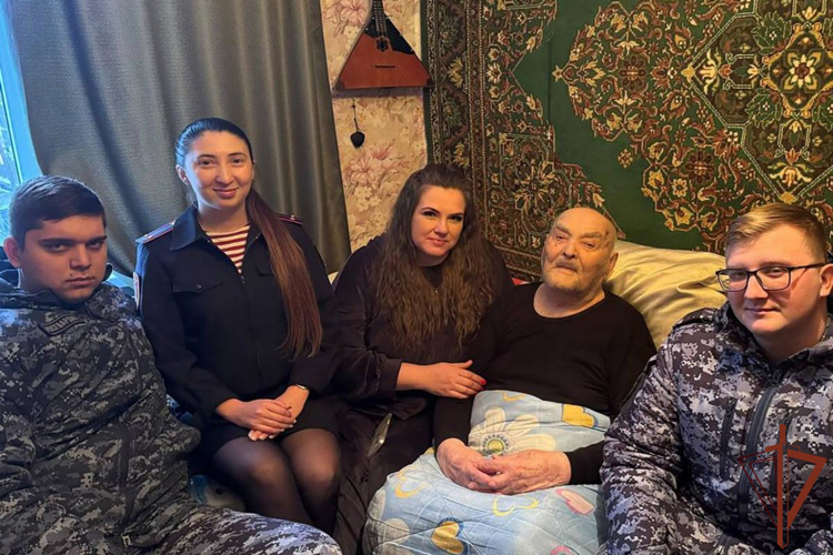На Ставрополье росгвардейцы поздравили ветерана Великой Отечественной войны с праздниками 
