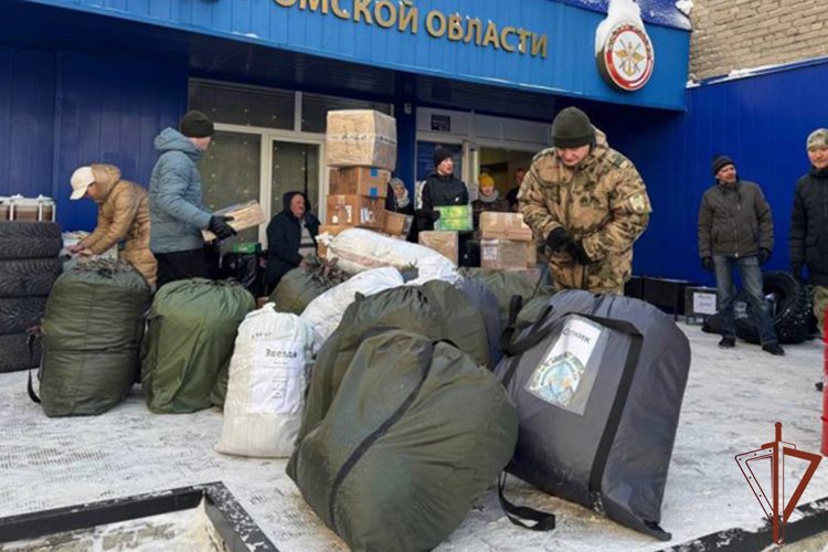 В Томске росгвардейцы оказали помощь в погрузке Рождественской гуманитарной помощи для Донбасса
