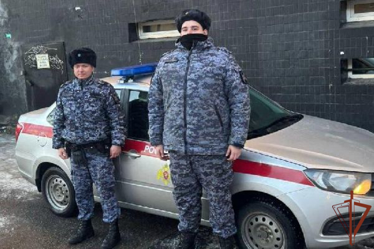 Росгвардейцы в Санкт-Петербурге приняли участие в эвакуации жильцов дома, в котором произошел сильный пожар