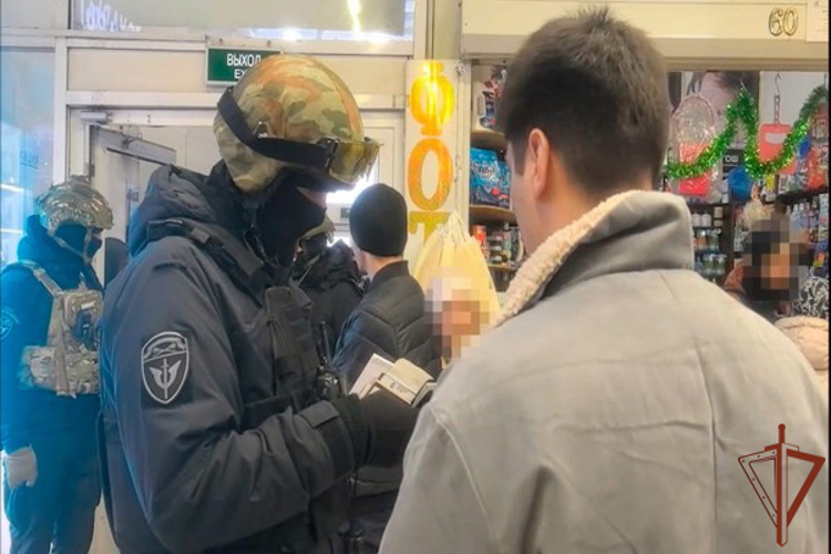 При содействии столичного спецназа Росгвардии задержаны подозреваемые в организации незаконной миграции (видео)
