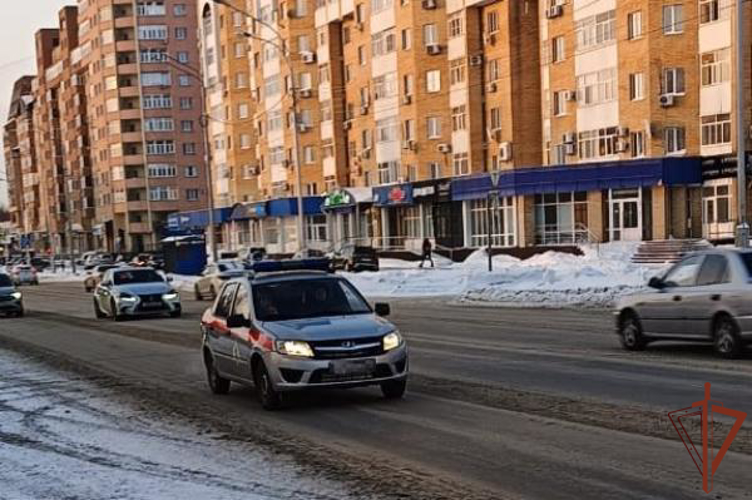В Нижневартовске экипаж Росгвардии помог местной жительнице вытащить застрявший в снежной колее автомобиль 