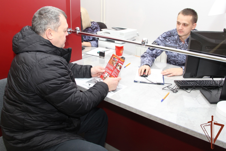 Росгвардейцы рассказали жителям Урала, как безопасно встретить и провести новогодние праздники