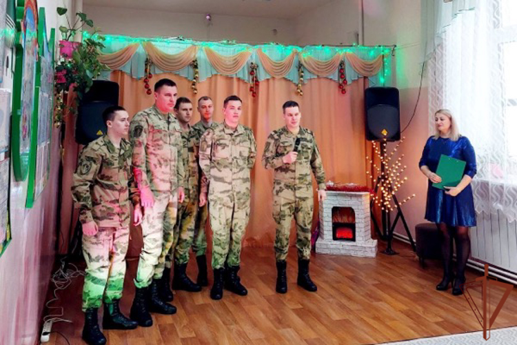 В Сибирском округе войск национальной гвардии росгвардейцы поздравили воспитанников социальных учреждений с наступившим Новым годом
