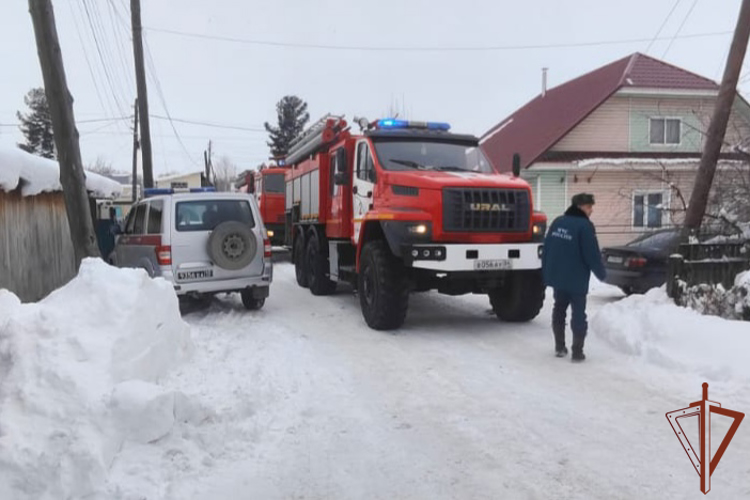 Сотрудники Росгвардии в Республике Алтай пришли на помощь жильцам загоревшегося дома
