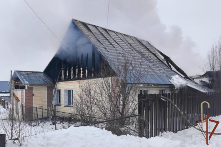 Сотрудники Росгвардии в Республике Алтай пришли на помощь жильцам загоревшегося дома