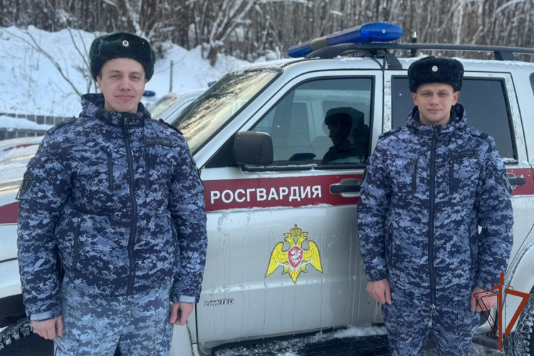 Сотрудники Росгвардии в Республике Алтай пришли на помощь жильцам загоревшегося дома