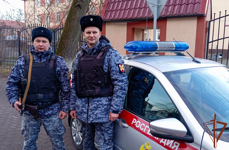 В Калининградской области росгвардейцы помогли экстренным службам эвакуировать жильцов из загоревшегося дома