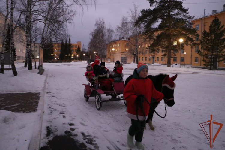 Новогодние мероприятия продолжаются в Уральском округе Росгвардии