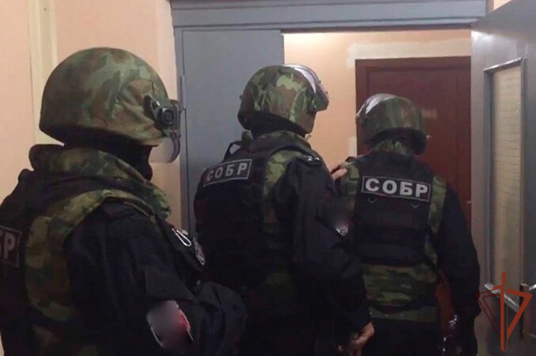 В Санкт-Петербурге при силовой поддержке СОБР Росгвардии задержан подозреваемый в пропаганде терроризма (видео)