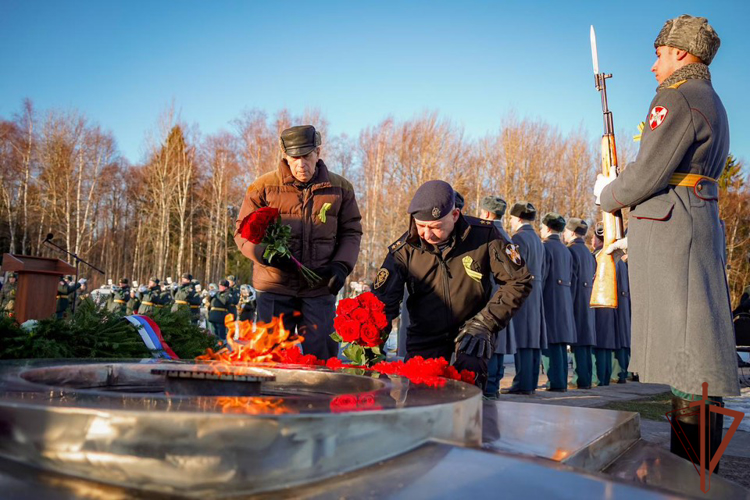 Военнослужащие и сотрудники Северо-Западного округа Росгвардии на местах боёв обороны Ленинграда почтили память погибших защитников города