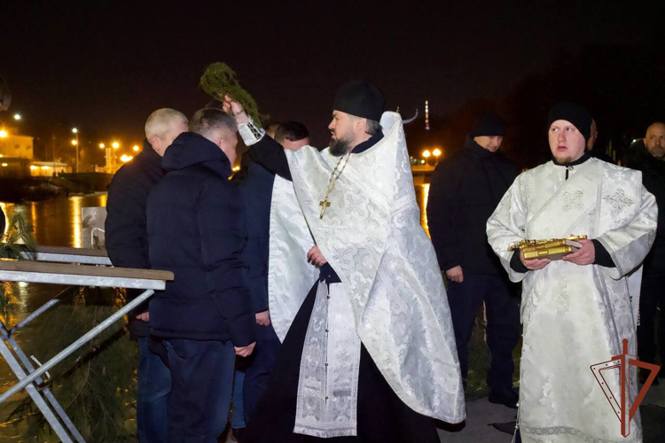Сотрудники петербургских отрядов ОМОН Росгвардии окунулись в крещенские купели