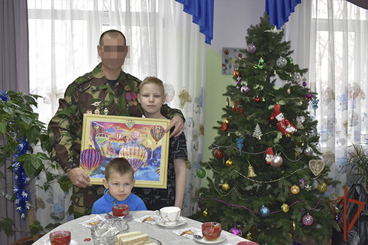 В Восточном округе военнослужащие и сотрудники Росгвардии принимают участие в ведомственной новогодней акции «Дед Мороз специального назначения»