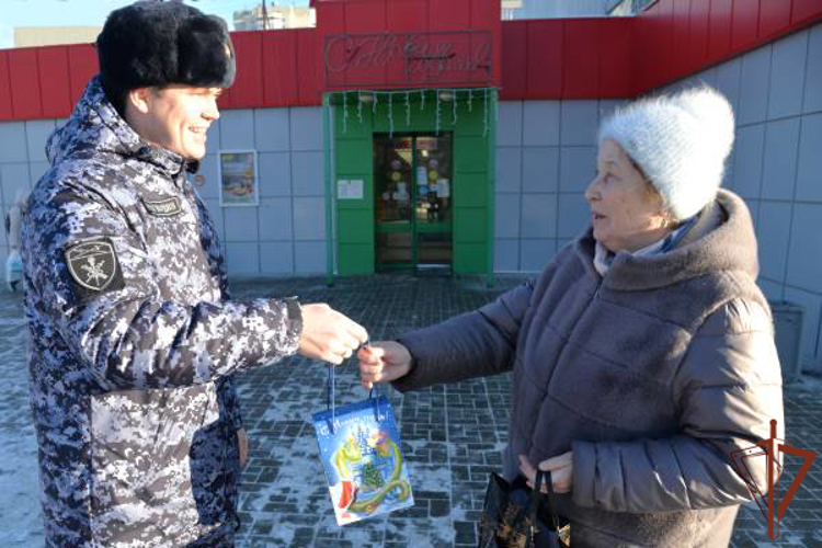Представители Росгвардии поздравили матерей погибших воинов правопорядка с Рождеством Христовым