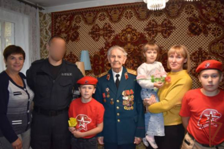 В Иванове росгвардейцы поздравили ветерана Великой Отечественной войны с вековым юбилеем
