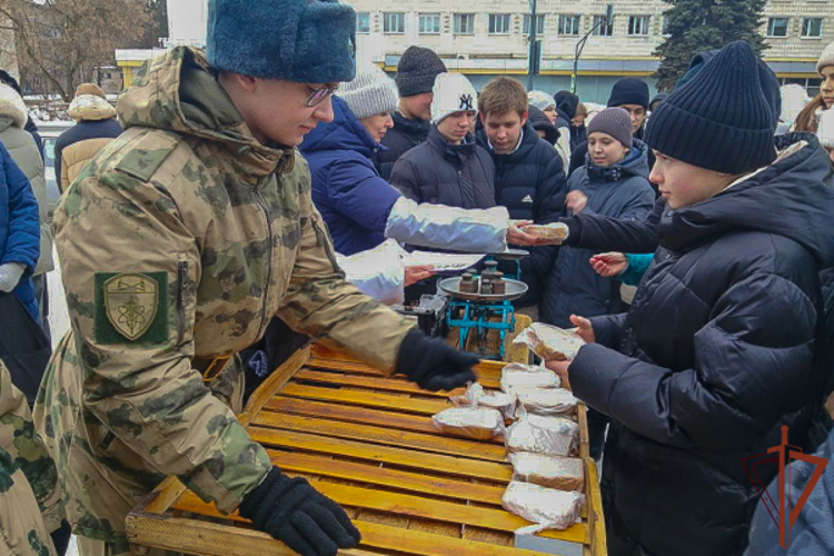 В Пензенской области военнослужащие Росгвардии присоединились к всероссийской акции «Блокадный хлеб»