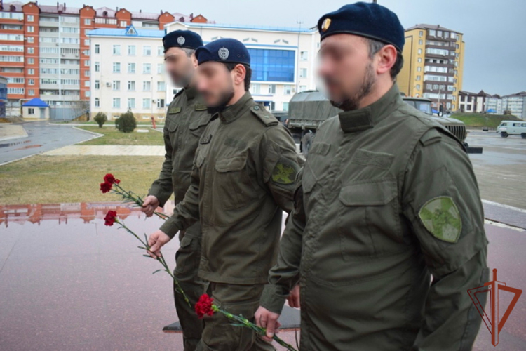 В Дагестане росгвардейцы почтили память боевых товарищей, погибших в ходе трагических событий 1996 года