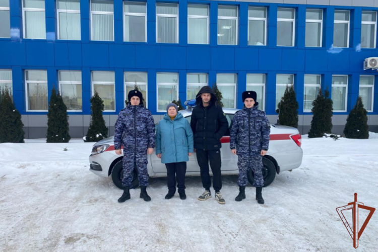 В Самарской области сотрудники Росгвардии оказали помощь водителю, попавшему в трудную дорожную ситуацию (видео)