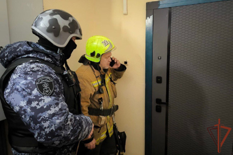 В Санкт-Петербурге росгвардейцы совместно с полицией задержали мужчину, угрожавшего убийством своей семье (видео)