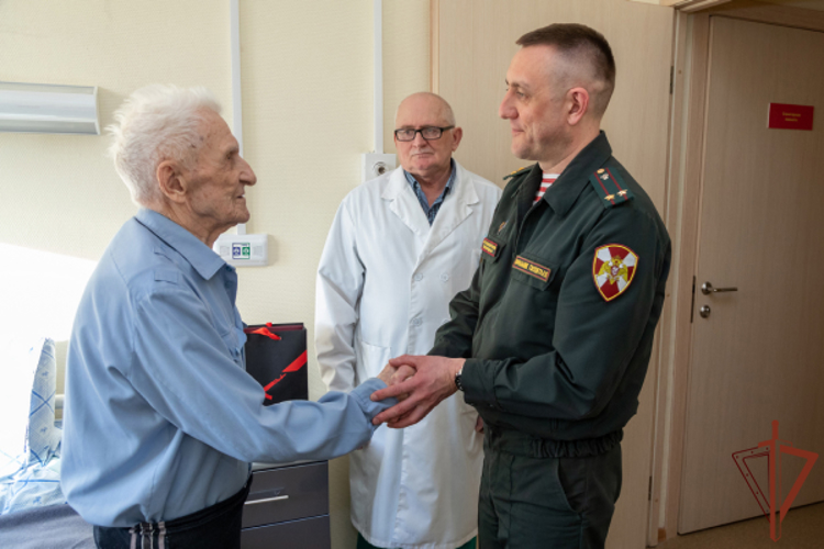 Офицеры Уральского округа Росгвардии поздравили ветерана ведомства с 98-летием